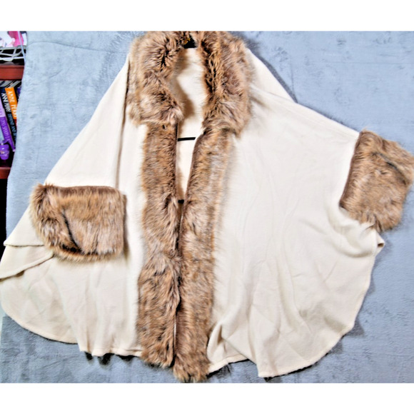 Tan Faux Fur Trim Cape Poncho Wrap One Size Cozy Boho Gently Used - Picture 1 of 9